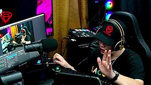 Ruan shows off to Lary Cubas - is it small or big enough for her? P�pum no Barraco rules.