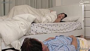 जापानी बीवी धोखा देकर पति को सींग वाला बनाती गर्म अफेयर से