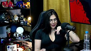 Ruan shows off to Lary Cubas - is it small or big enough for her? P�pum no Barraco rules.