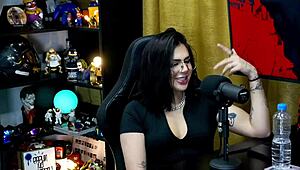 Ruan shows off to Lary Cubas - is it small or big enough for her? P�pum no Barraco rules.