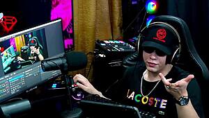 Ruan shows off to Lary Cubas - is it small or big enough for her? P�pum no Barraco rules.