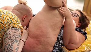 Wow! Spreading for the wildest lunch cunilingus ever!