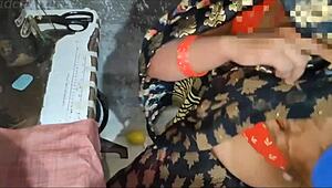 अभी देखा इस इंडियन भाभी को सिलाई करते हुए, और उसके बॉस ने मशीन पर उसे चोदा