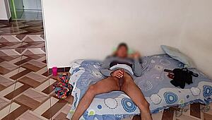 mi nuevo amigo gay y yo probamos ropa interior tras el centro comercial.