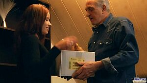 रेडहेड चिक जेनरस ग्रैंडपा को स्पेशल फेवर से थैंक्स देती है