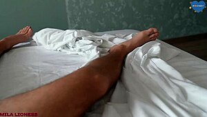 मेरी स्टेपमॉम अंदर घुसी, मेरी रॉड देखी, और यह स्लट दो बार फिनिश हुई।