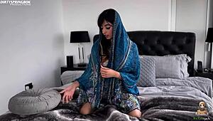 सेक्सी पाकिस्तानी आलिया यासिन खुद को ऑर्गेज्म तक ले जाती है