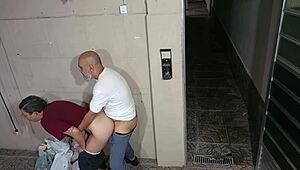 यो, टीचर स्कूल के पीछे स्टूडेंट को हॉट एक्शन के लिए सेड्यूस करती है 😈