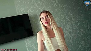 मेरी स्टेपमॉम अंदर घुसी, मेरी रॉड देखी, और यह स्लट दो बार फिनिश हुई।