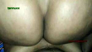 देसी भाभी एमेच्योर मसाज लड़की के साथ ग्रुप फन में शामिल होती है एक्शन में