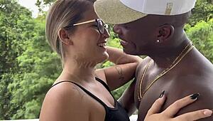 Fomos transar na sacada, segurança pegou, negão roludo arrombou minha bucetinha