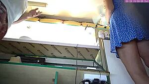 सेक्सी ब्लोंड सौतेली बहन को वर्क पर अपस्कर्ट वॉयर कैम पकड़ा