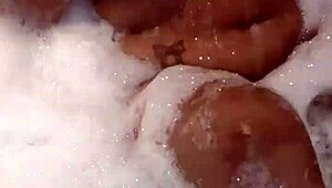 Look at this in jacuzzi 😏 come have fun