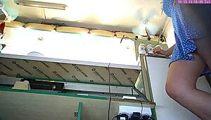 सेक्सी ब्लोंड सौतेली बहन को वर्क पर अपस्कर्ट वॉयर कैम पकड़ा