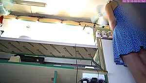 सेक्सी ब्लोंड सौतेली बहन को वर्क पर अपस्कर्ट वॉयर कैम पकड़ा