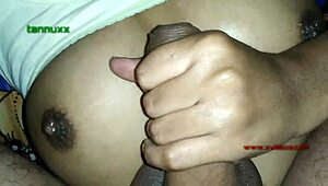 देसी भाभी एमेच्योर मसाज लड़की के साथ ग्रुप फन में शामिल होती है एक्शन में