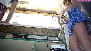 सेक्सी ब्लोंड सौतेली बहन को वर्क पर अपस्कर्ट वॉयर कैम पकड़ा