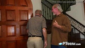 हॉर्नी ग्रैंडपास हॉट टीन को डीप थ्रोट करवाते हैं उनके लंड