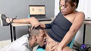 funcionário se salvou da advertência e comeu a secretária gostosa com angel dinizz e teddy caralhao