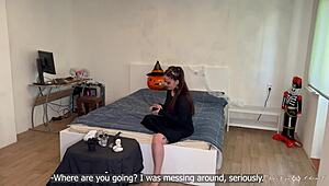 बड़े बूब्स वाली गॉथिक विट्च हैलोवीन पर नर्ड वर्जिन की गांड मारती