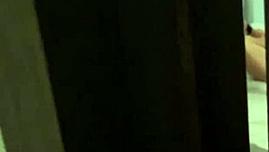 mi hermanastra se dio cuenta que la estaba viendo masturbarse y decidi� cumplir mi fantas�a de follar con ella