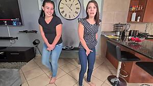 दो शरारती रंडियां जींस में पेशाब करके गीली कर लीं फिर उतारीं