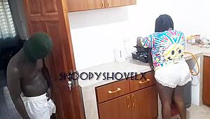 हॉर्नी स्टेपडैड एबनी मेड को डिनर बनाते चोदता