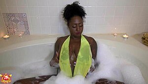 Oh My, Giana Soaks and Strokes Her Pretty Kitty!