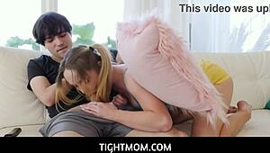 टाइटमॉम सौतेले भाई-बहन सौतेले पिता के पीछे लिविंग रूम में नॉटी फन चुराते हैं