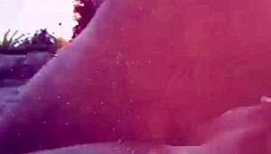 na cena de dupla penetra��o pau do ator sai de dentro da buceta da atriz e o proprio camera pega com a m�o o pau e coloca dentro da buceta dela novamente lady group gangbang banging milf