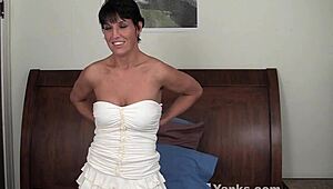 Milf Kassandra rubbing her snatch 😏