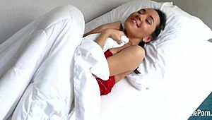 अरे, यह क्यूट ब्रूनेट अपने टॉय से खेल रही है!