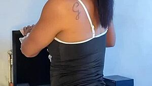 Empregadinha safada, a sexy brunette tattooed pornstar bitch, indulges in reality solo masturbation with her alluring curves