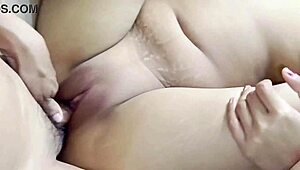 इंडियन विलेज वाइफ रैंच पर क्यूट चूत चाटने का मजा लेती है