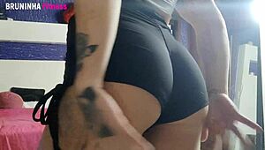 Ela quis mostrar o shortinho novo mas alguém conseguiu prestar atenção nele