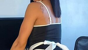 Empregadinha safada, a sexy brunette tattooed pornstar bitch, indulges in reality solo masturbation with her alluring curves