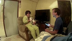 Pongo a cuatro patas a la gorda mientras me la follo duro