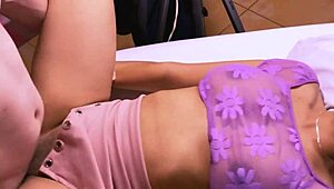 las tiernitas siempre terminan folladas duro por su maestro