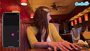 लंच के दौरान इंटरएक्टिव टॉय से पब्लिक में जोर से जली हुई आर्गेज्म