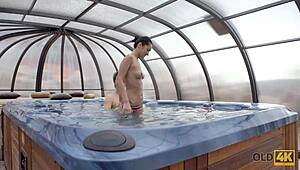 पतली पॉर्नस्टार पुराने साथी के लिए कपड़े उतारती है जो उसे जोर से ड्रिल करता है