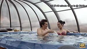 पतली पॉर्नस्टार पुराने साथी के लिए कपड़े उतारती है जो उसे जोर से ड्रिल करता है