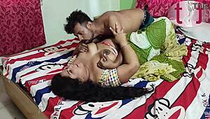 सेक्सी टीचर रूबी स्टेमी क्लासरूम सेशन में वाइल्ड फिंगरिंग से टीन को सेड्यूस करती है