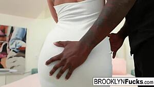 बस्ट बमशेल brooklyn मसिव बीबीसी लेती है