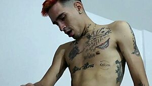 jefe le reclama a la empleada por no tener los documentos listos y ella para calarlo le empieza acariciar y chupar la pija a tal punto que terminaron follando en la oficina