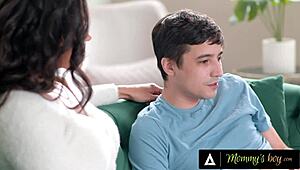 मम्मीज बॉय - केयरिंग मिल्फ पेनी बार्बर बिग टिट्स से सौतेले बेटे को कम्फर्ट करती है