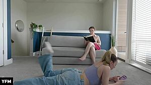 चूमने की क्लासेस से गर्म टैबू कूगर फेस सिटिंग एक्शन