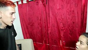 jefe le reclama a la empleada por no tener los documentos listos y ella para calarlo le empieza acariciar y chupar la pija a tal punto que terminaron follando en la oficina