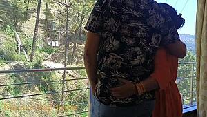 कभी देसी गांव की लड़की को आउटडोर्स पिसिंग करते देखा?