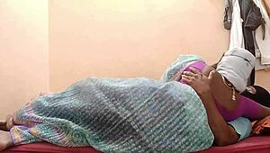 एशियन मिल्फ 18+ यंग नेबर के साथ स्टेमी रैंच ग्रुप एक्शन में धोखा देती है