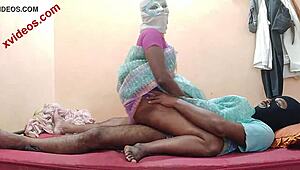 एशियन मिल्फ 18+ यंग नेबर के साथ स्टेमी रैंच ग्रुप एक्शन में धोखा देती है